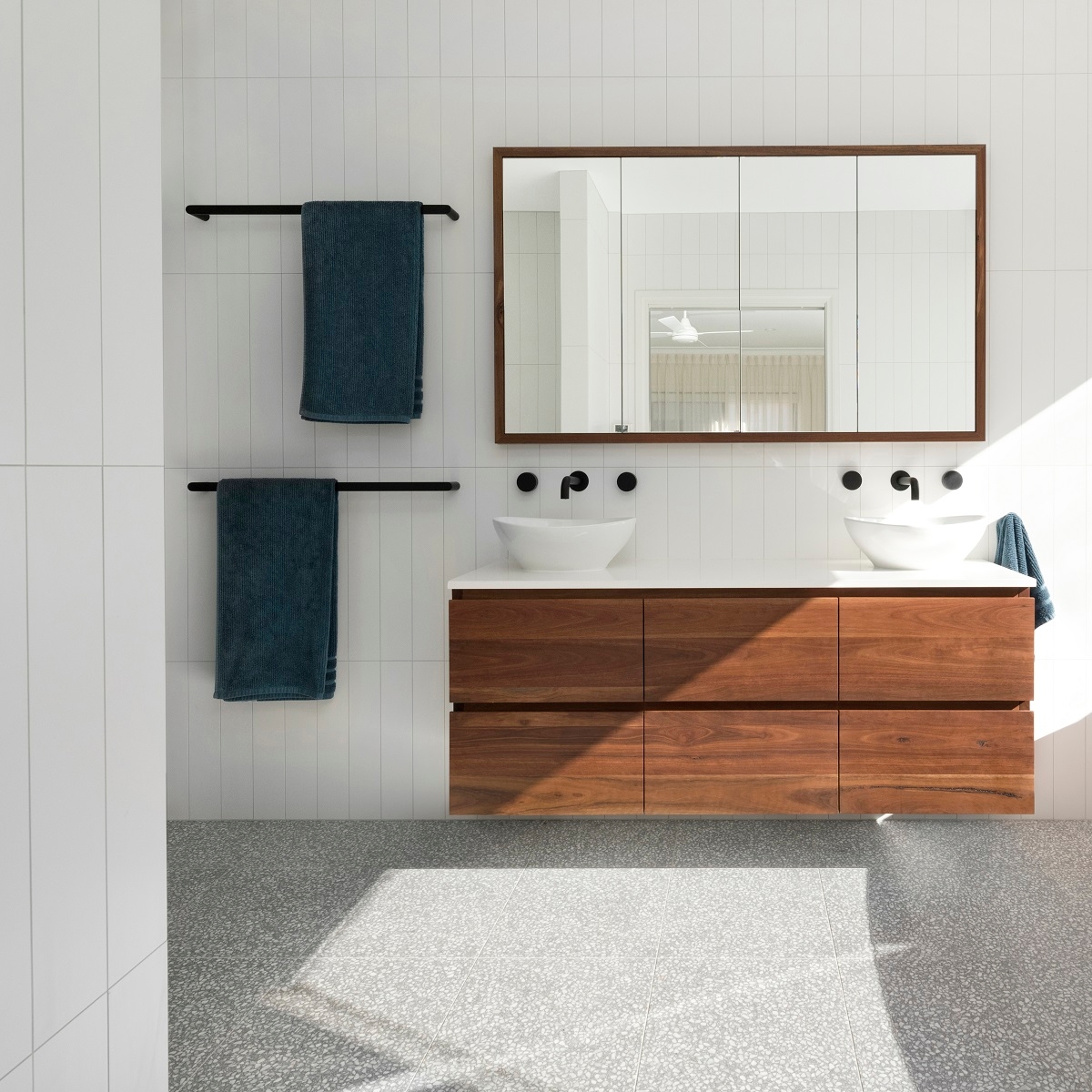 Matte black towel rail 900mm 2025