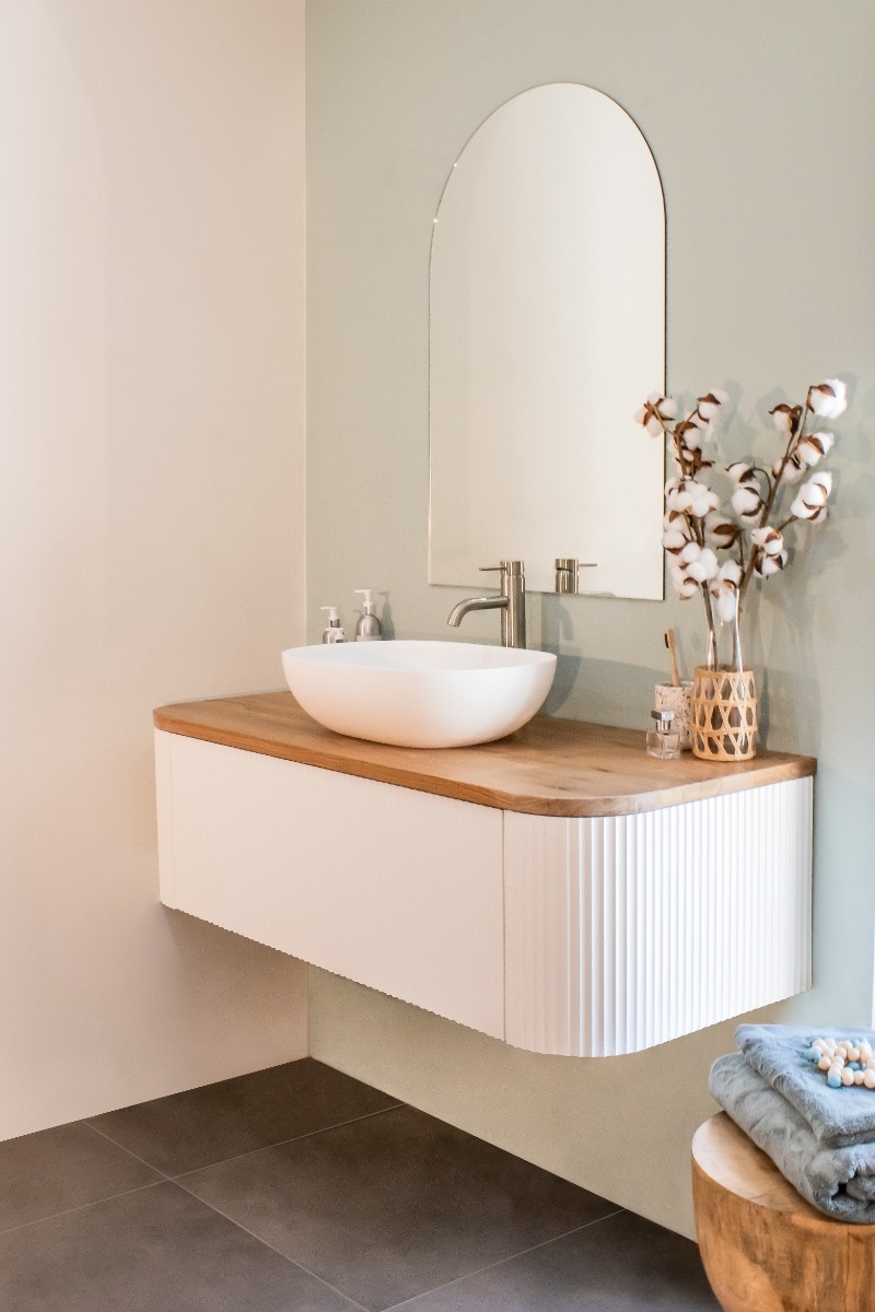Highgrove top mirror cabinet